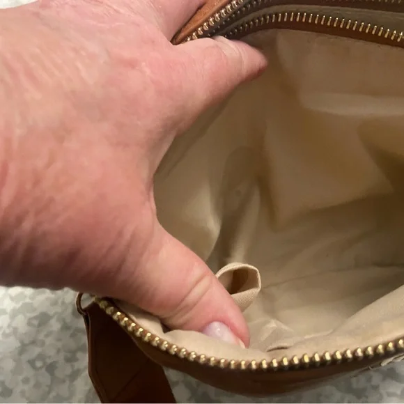 Elegant Tan Handbag - Picture 4 of 7